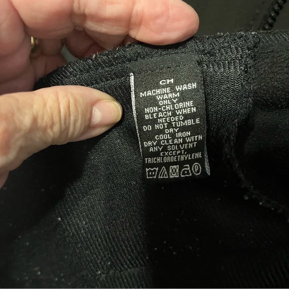 London Fog women’s small classic black water resistant coat with a fleece inside - Picture 8 of 12